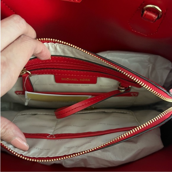 MICHAEL MICHAEL KORS Mercer Gallery Bright Red Medium Bag - Picture 10 of 14